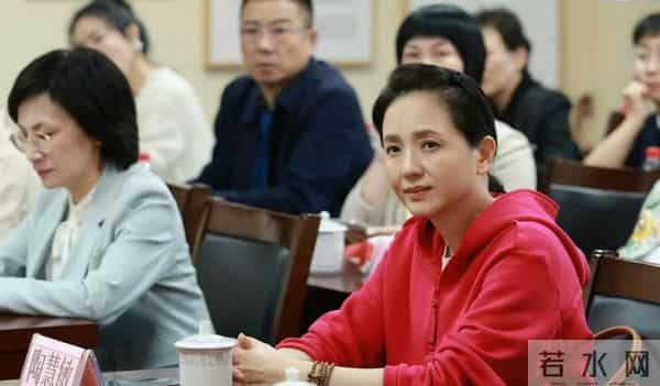 不拍吻戏、不嫁豪门，30岁自毁前程演妈妈，丈夫是她叛逆的后盾