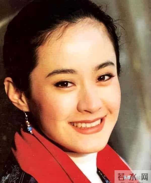 她嫁著名导演被捧红，丈夫病逝后不再演戏，如今56岁单身无儿无女