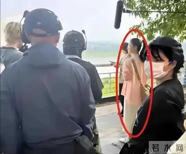 42岁蒋欣在重庆炸街！一眼望去瘦到脱相，华妃娘娘变化太大了吧