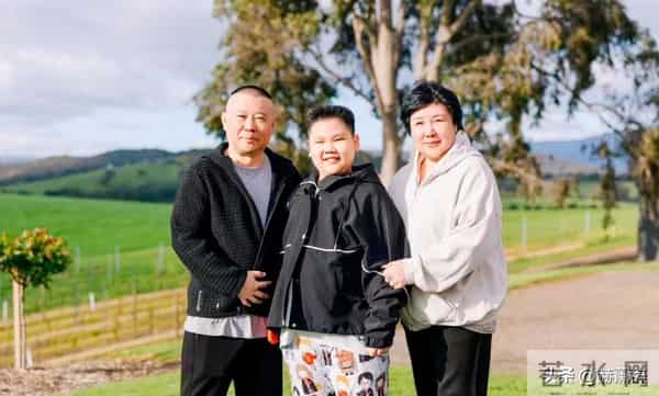 郭德纲带妻儿澳洲度假，郭汾阳扎耳洞面相凶狠，身材比爸妈还胖