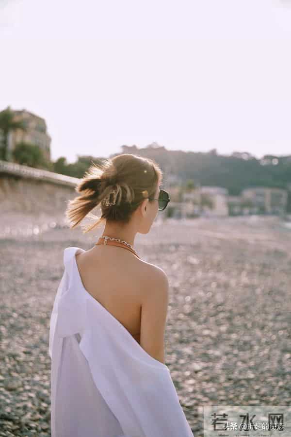 何超莲假日泳装穿搭精选