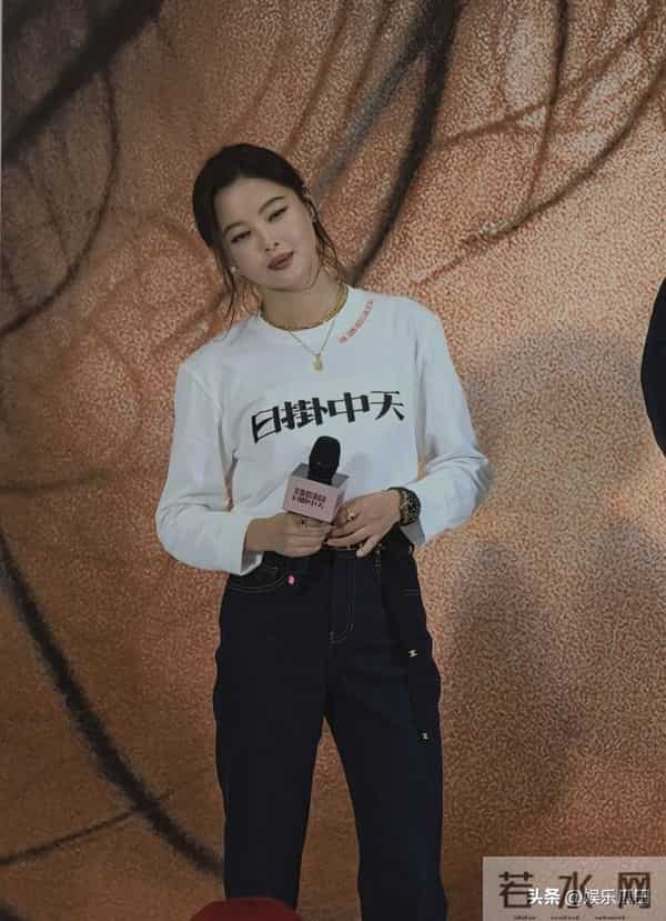 辛芷蕾现身佛山顺德万象汇，白上衣配牛仔裤，简约穿搭美出新高度