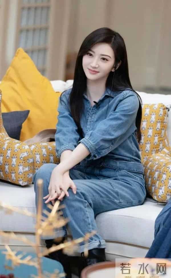 景甜恢复单身后状态大回春！一身牛仔套装亮相，时髦又减龄！