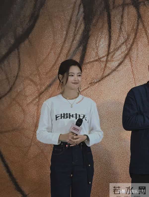 辛芷蕾现身佛山顺德万象汇，白上衣配牛仔裤，简约穿搭美出新高度