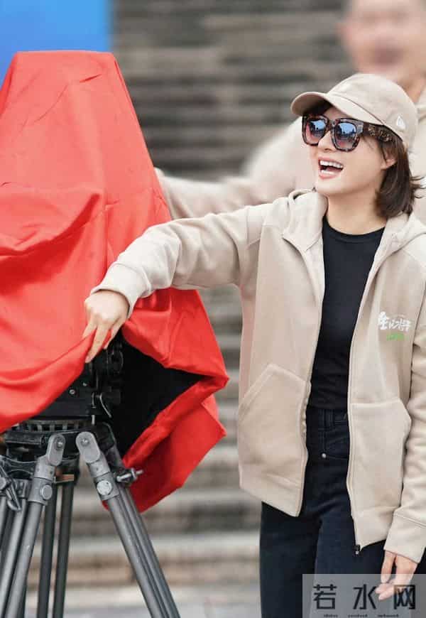 43岁孙俪吃饭带克数称，荤素搭配都要过秤，边吃边艾灸瘦得脱相