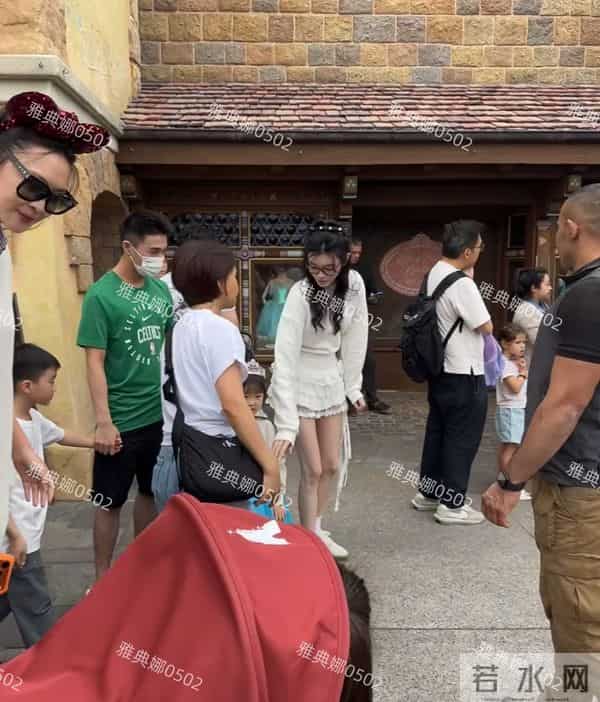 香港迪士尼偶遇何猷君夫妇，6岁的儿子跟奚梦瑶刚出道时长得超像