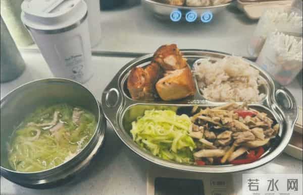 43岁孙俪吃饭带克数称，荤素搭配都要过秤，边吃边艾灸瘦得脱相