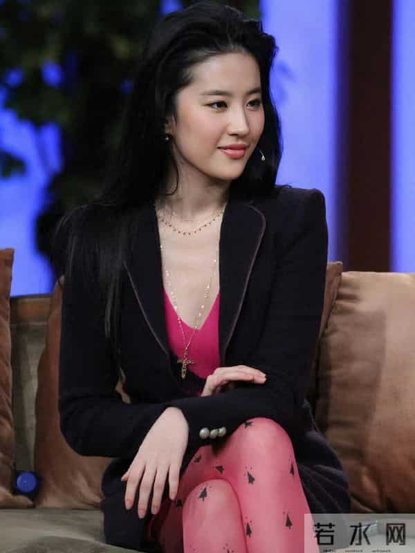 刘亦菲时尚的前沿，红色丝袜