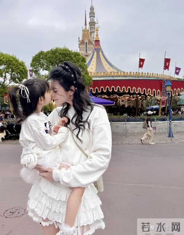 奚梦瑶晒为女儿庆生照 母女俩穿亲子装 画面好温馨 四岁女儿长腿抢镜