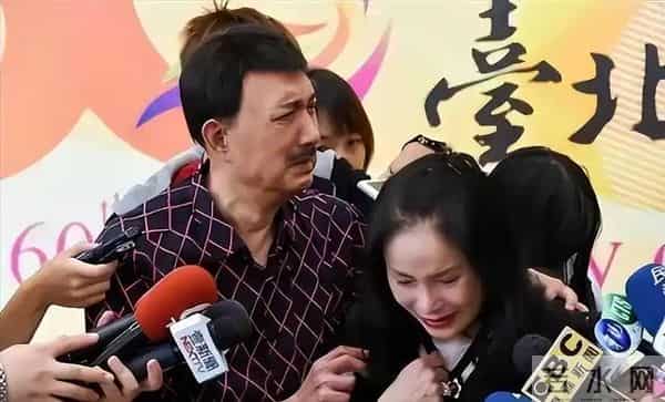 曾是一代歌王，却沦为人尽皆知的台独分子，如今家破人亡下场凄凉