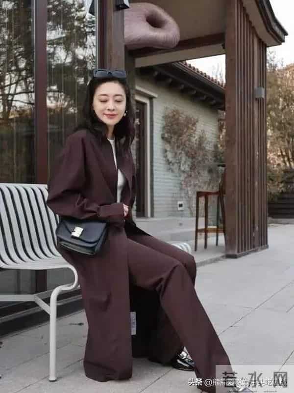梅婷瘦身后气质大变！棕色大衣+白长T+阔腿裤，时髦减龄又高级！