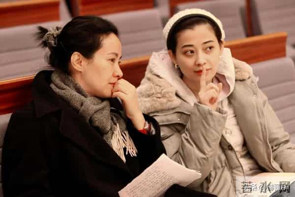 她嫁著名导演被捧红，丈夫病逝后不再演戏，如今56岁单身无儿无女