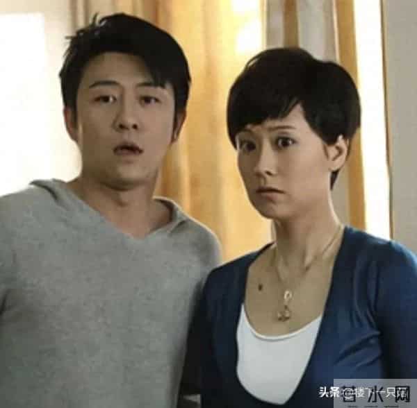 47岁海清烫头出席活动 身姿挺拔 笑容有亲和力 发型老气 没有直发好看