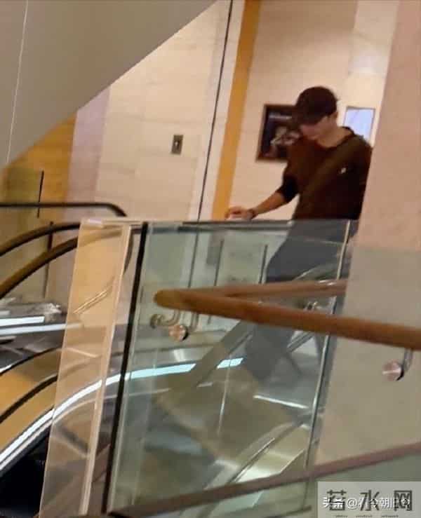 谢霆锋和18岁大儿子一起逛商场，父子俩身材高挑，外形非常抢眼。