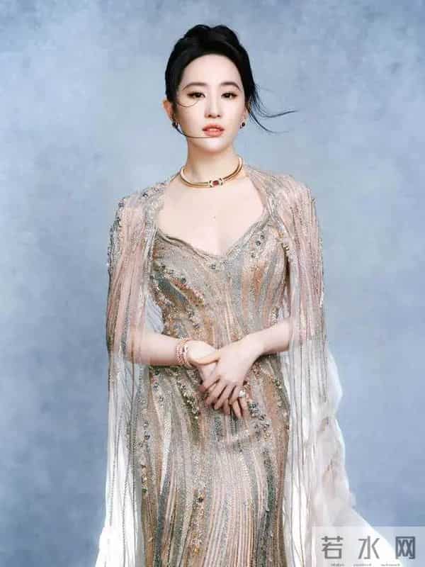 刘亦菲近照大胆的金色蕾丝透视裙，这腰臀比有点顶级