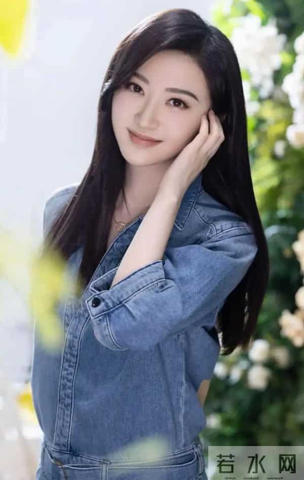 景甜恢复单身后状态大回春！一身牛仔套装亮相，时髦又减龄！