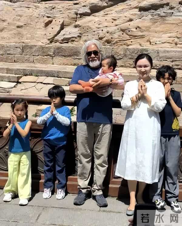 74岁张纪中回应300亿身家传言！坦言只是普通导演，回应幼女提问