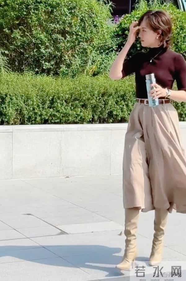 43岁孙俪上班被偶遇，她的身材真好，手里拿着保温杯，好会养生啊