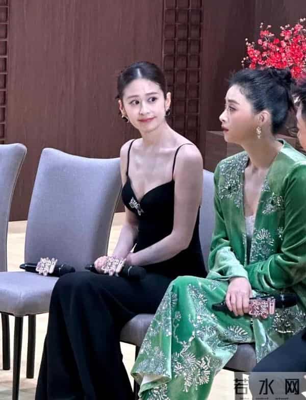 颖儿坐在蒋欣旁边完全不输,当妈后的颖儿更温柔 蒋欣好瘦她在发光