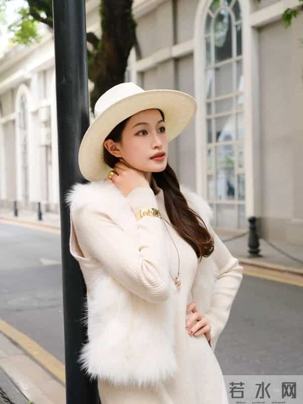 广东电台主持人彭婷婷脚穿白色长筒靴，高贵优雅