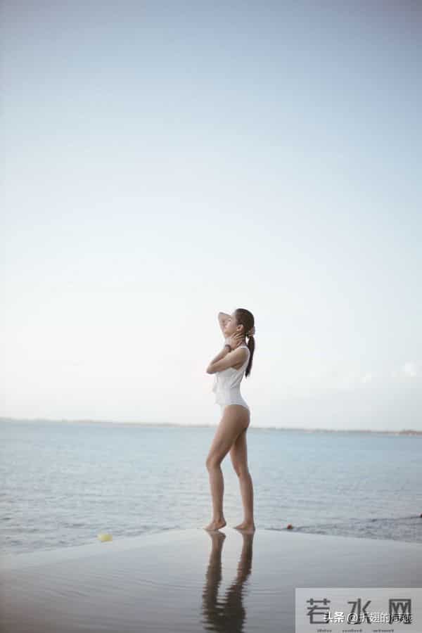 何超莲假日泳装穿搭精选