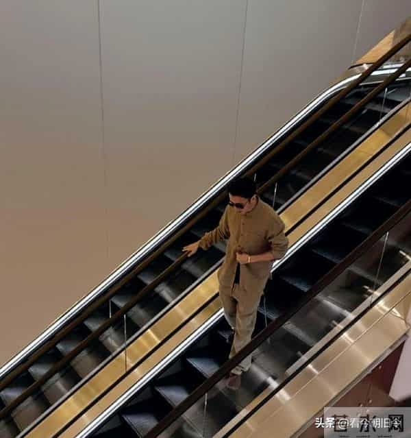 谢霆锋和18岁大儿子一起逛商场，父子俩身材高挑，外形非常抢眼。