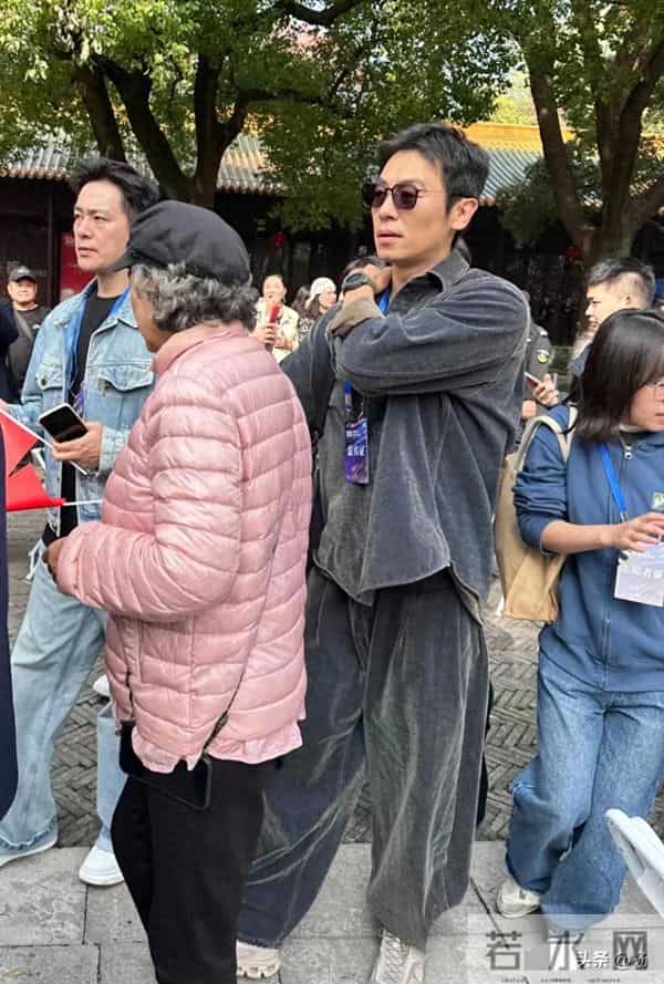 42岁朱亚文现身南京旅游，高大帅气人群里好显眼，脸上皱纹显成熟