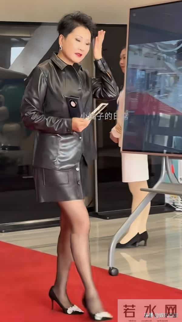 张凯丽线下活动，着皮衣皮短裙，黑丝美腿吸睛，63岁踩高跟超敬业