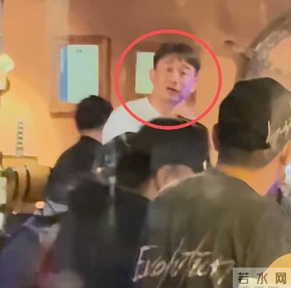 48岁孙莉现身乌镇，脸肿皱纹多鼻子还大，被网友嘲像男生戴假发