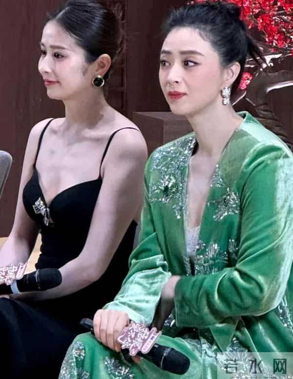 颖儿坐在蒋欣旁边完全不输,当妈后的颖儿更温柔 蒋欣好瘦她在发光