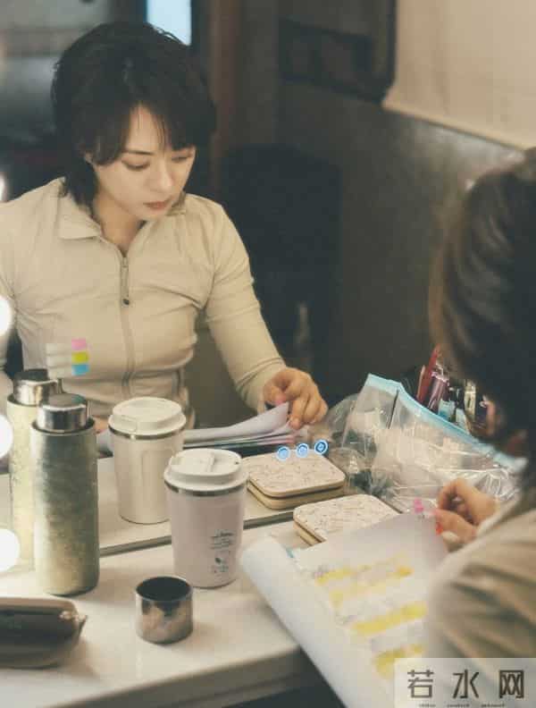 43岁孙俪吃饭带克数称，荤素搭配都要过秤，边吃边艾灸瘦得脱相