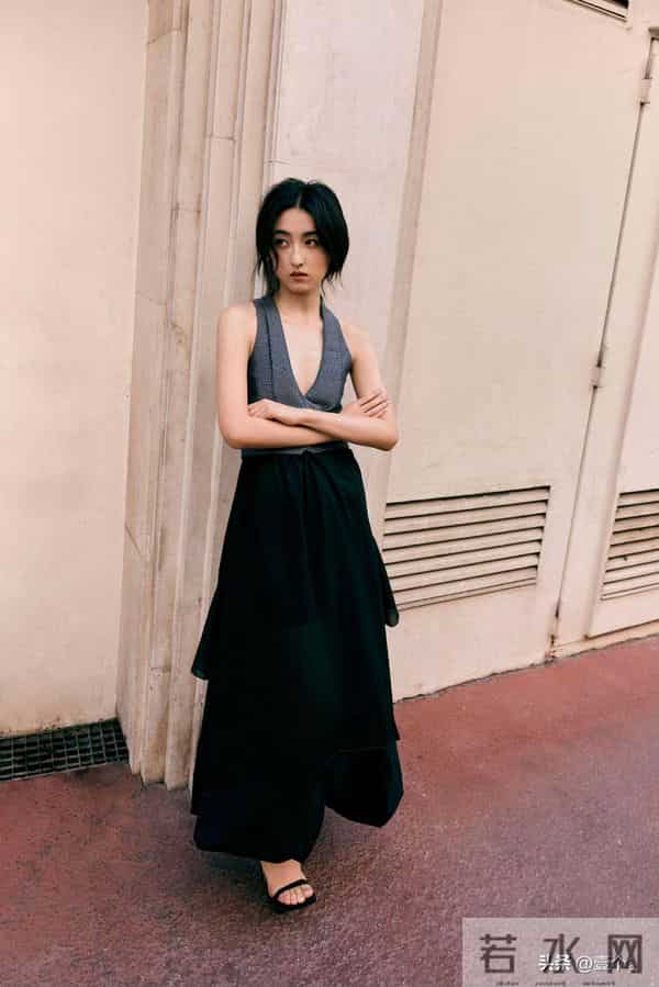 张子枫把自律藏进马甲线，把故事写进眼神里。