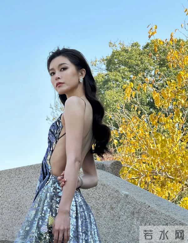 文咏珊性感露背装写真