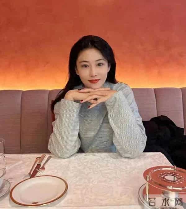 张馨予日本度假照曝光，20万项链亮眼，背后暗示何捷根本不差钱！