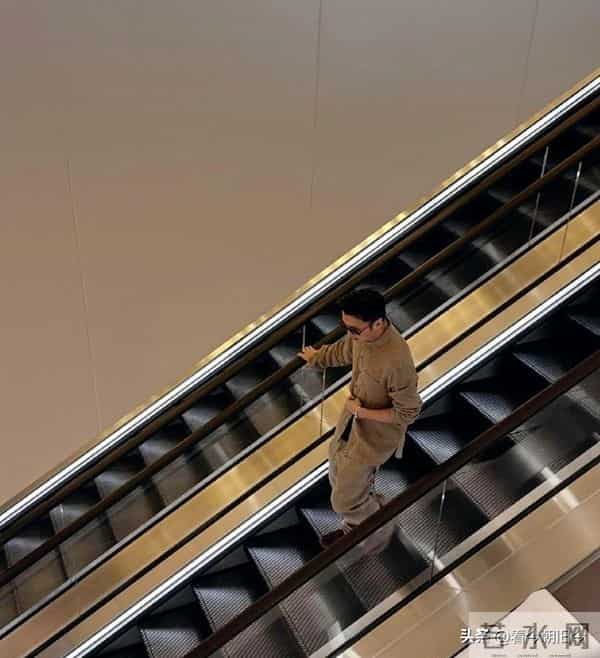 谢霆锋和18岁大儿子一起逛商场，父子俩身材高挑，外形非常抢眼。