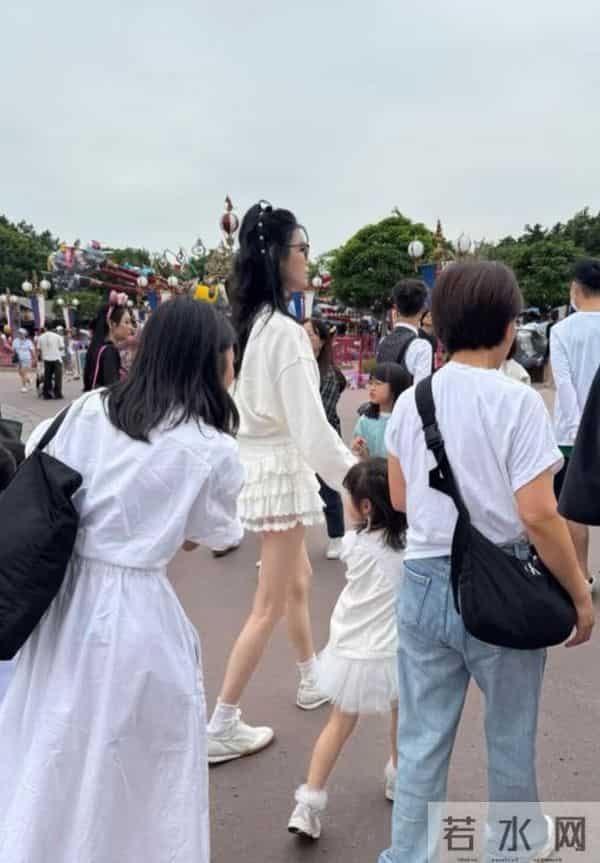 奚梦瑶一家万圣节游港迪，6岁何广燊个子高，近照像爸爸