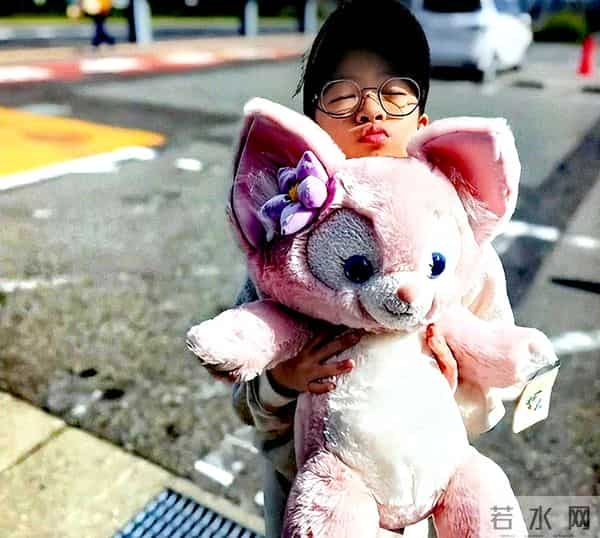 离婚2年，章子怡夺回女儿抚养权，没给汪峰留体面，却活得很漂亮