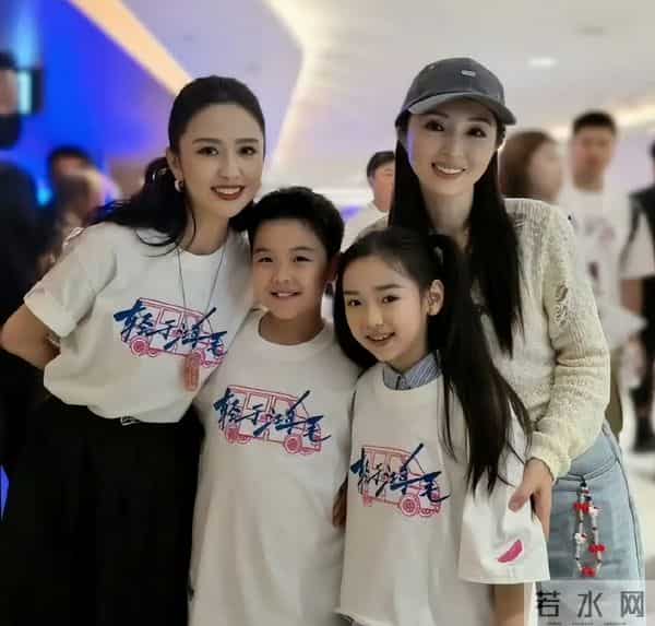 离婚4年，佟丽娅“小心思”彻底藏不住了，难怪和陈思诚频繁互动