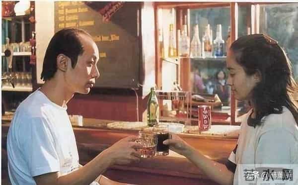 她嫁著名导演被捧红，丈夫病逝后不再演戏，如今56岁单身无儿无女