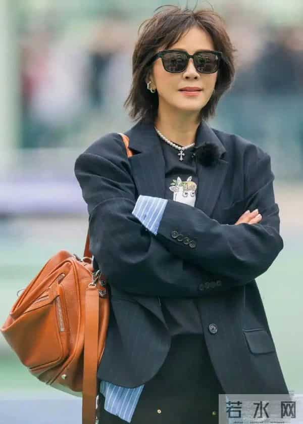 59岁刘嘉玲剪了短发后真时髦！西装条纹衬衫直筒裤，减龄又高级！