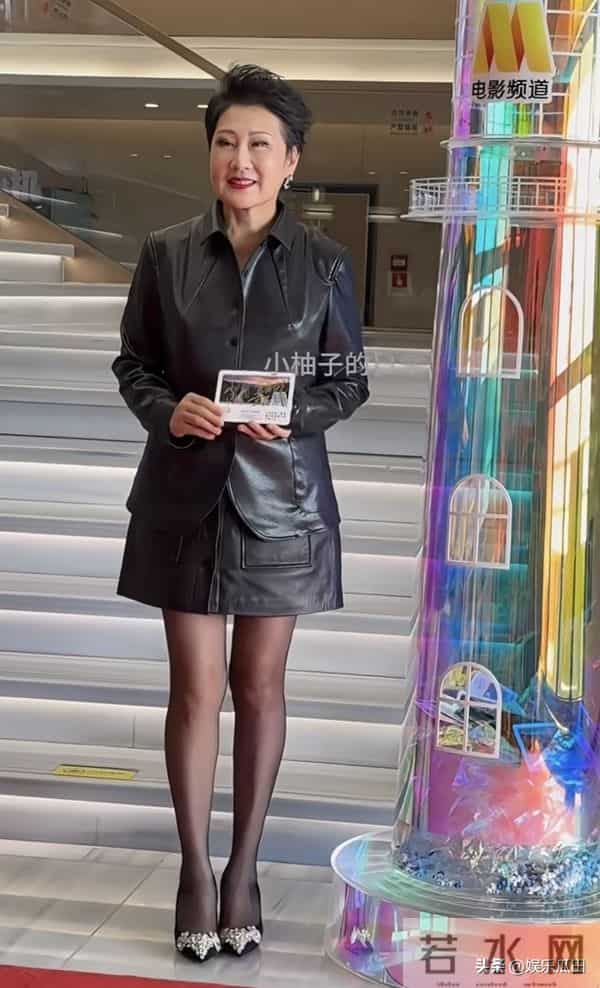 张凯丽线下活动，着皮衣皮短裙，黑丝美腿吸睛，63岁踩高跟超敬业