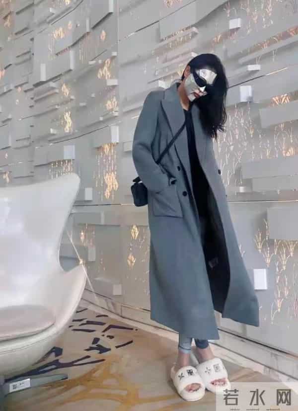 张馨予日本度假照曝光，20万项链亮眼，背后暗示何捷根本不差钱！