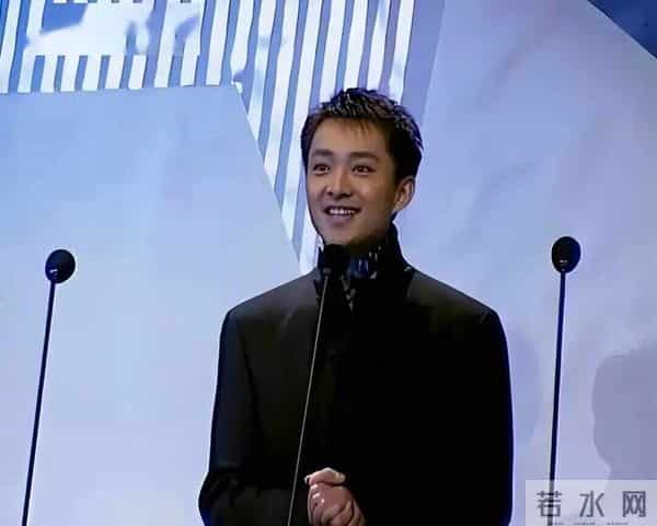 “前最帅央视主持人”复出，56岁已满头白发