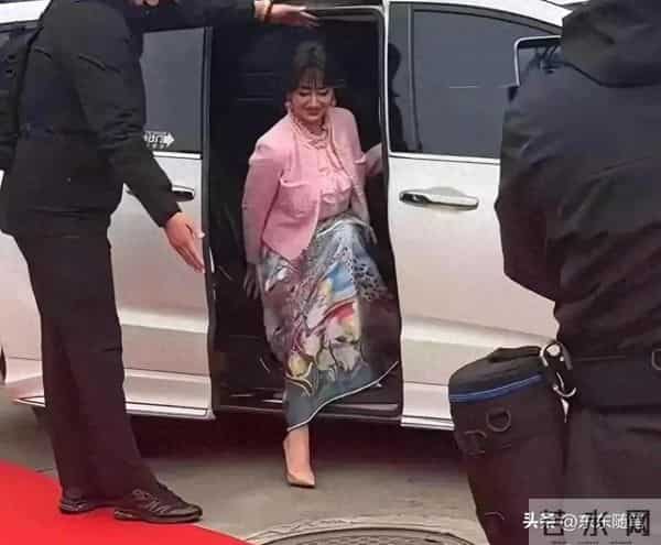 71岁的赵雅芝 依然穿着10厘米高跟鞋 戴假发亮相活动 状态不输年轻人