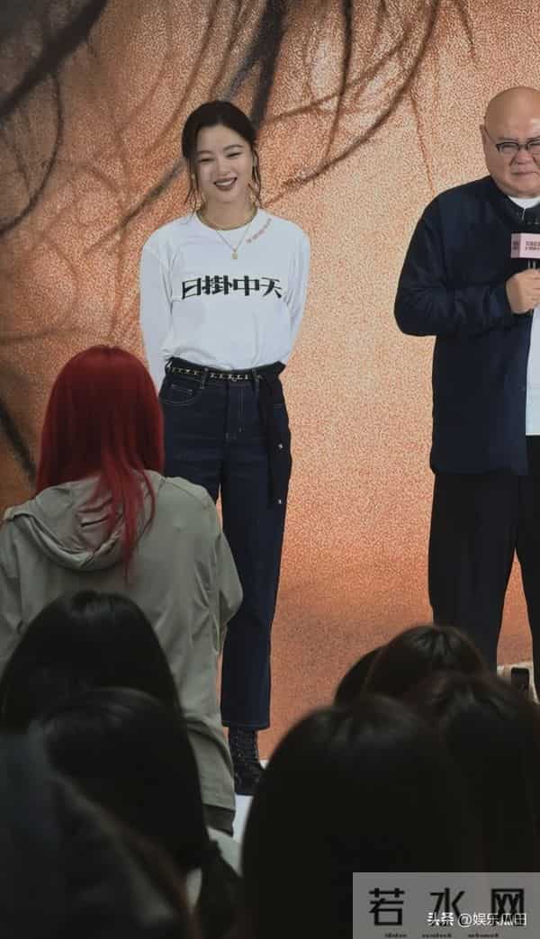 辛芷蕾现身佛山顺德万象汇，白上衣配牛仔裤，简约穿搭美出新高度