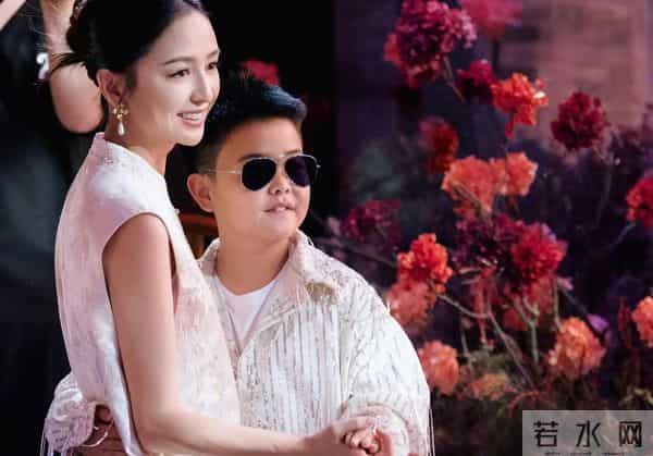 离婚4年，佟丽娅“小心思”彻底藏不住了，难怪和陈思诚频繁互动