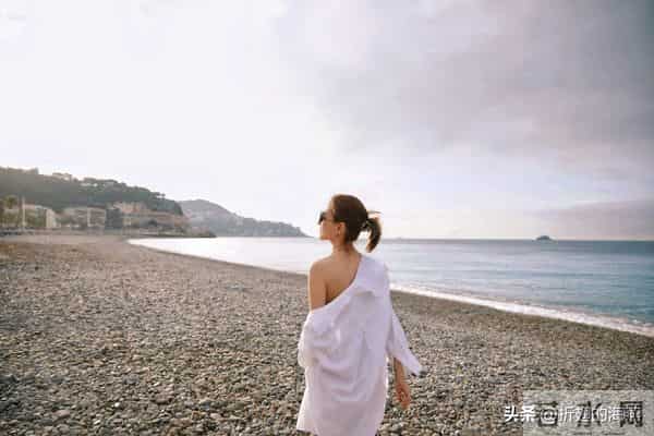 何超莲假日泳装穿搭精选