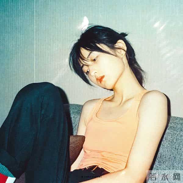 张子枫把自律藏进马甲线，把故事写进眼神里。