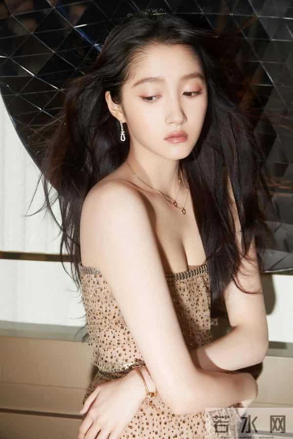 关晓彤大胆透视裙美腿高跟鞋很水灵