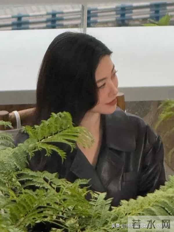 41岁朱珠在重庆和朋友聚会，穿着亮片裙脚踩高跟鞋，打扮贵气十足